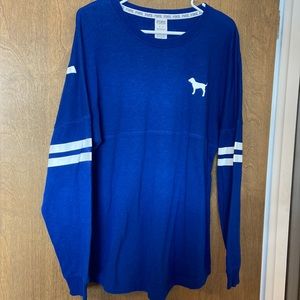 Women’s long sleeve tee.